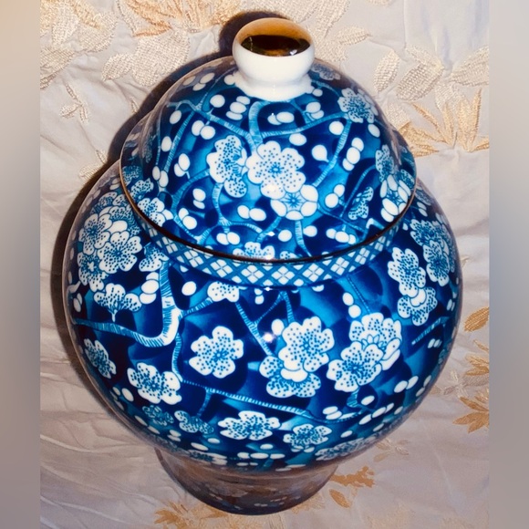 New Gourgues Urn/Vessel Blue w/White Flowers, Many Uses- Flowers, Tea, Ashes... - Picture 12 of 16